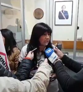 Ex candidata presidencial, Roxana Miranda, en la toma de la Intendencia en Puerto Montt, el 15 de septiembre.