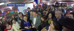 Autoridades cortando la cinta en la inauguración La Fonda Oficial de Puerto Montt “Huasito Hualala y Los Apablaza” el año pasado.